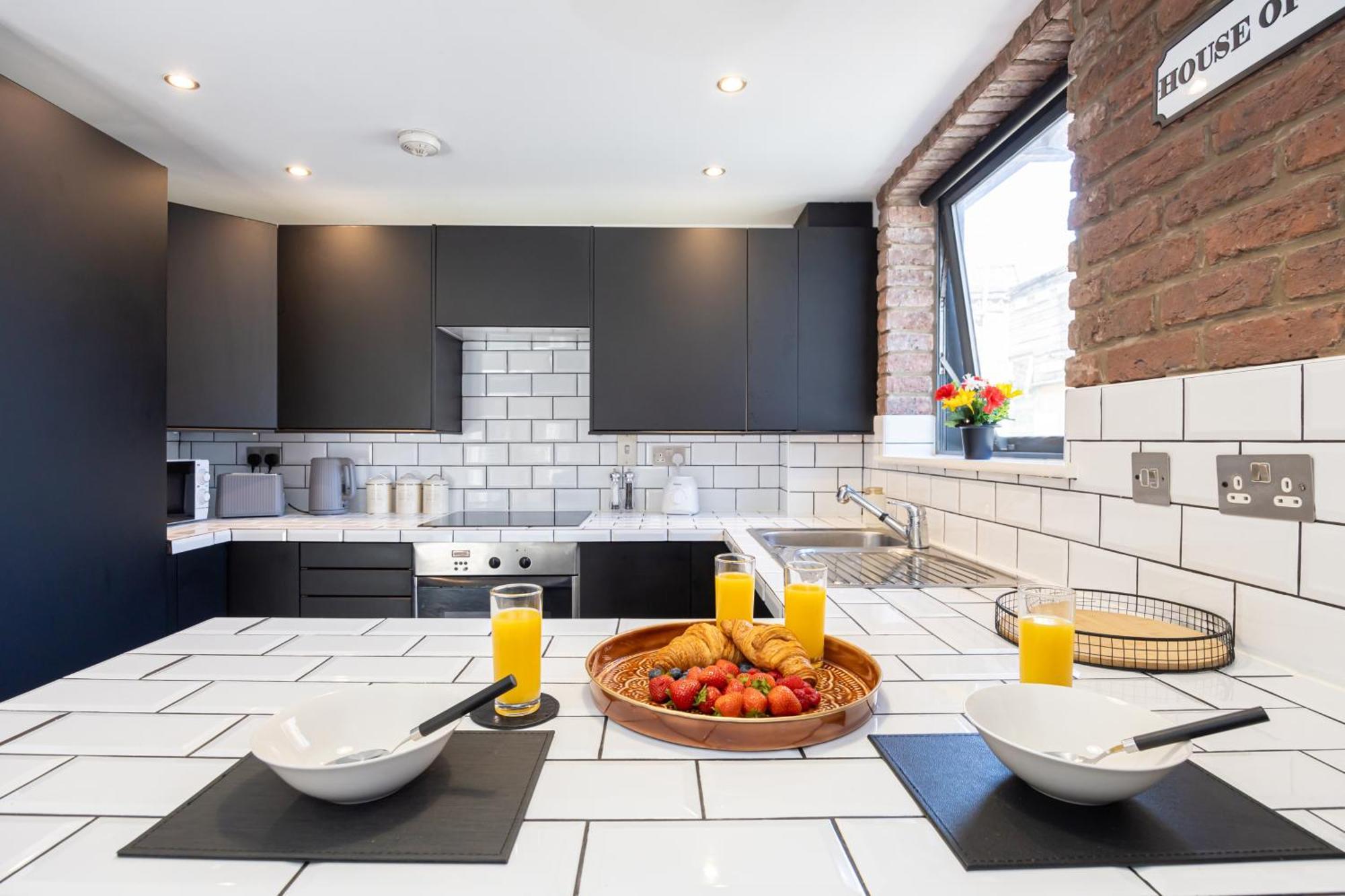 2 Bedroom City Centre Penthouse With Balcony Apartment *