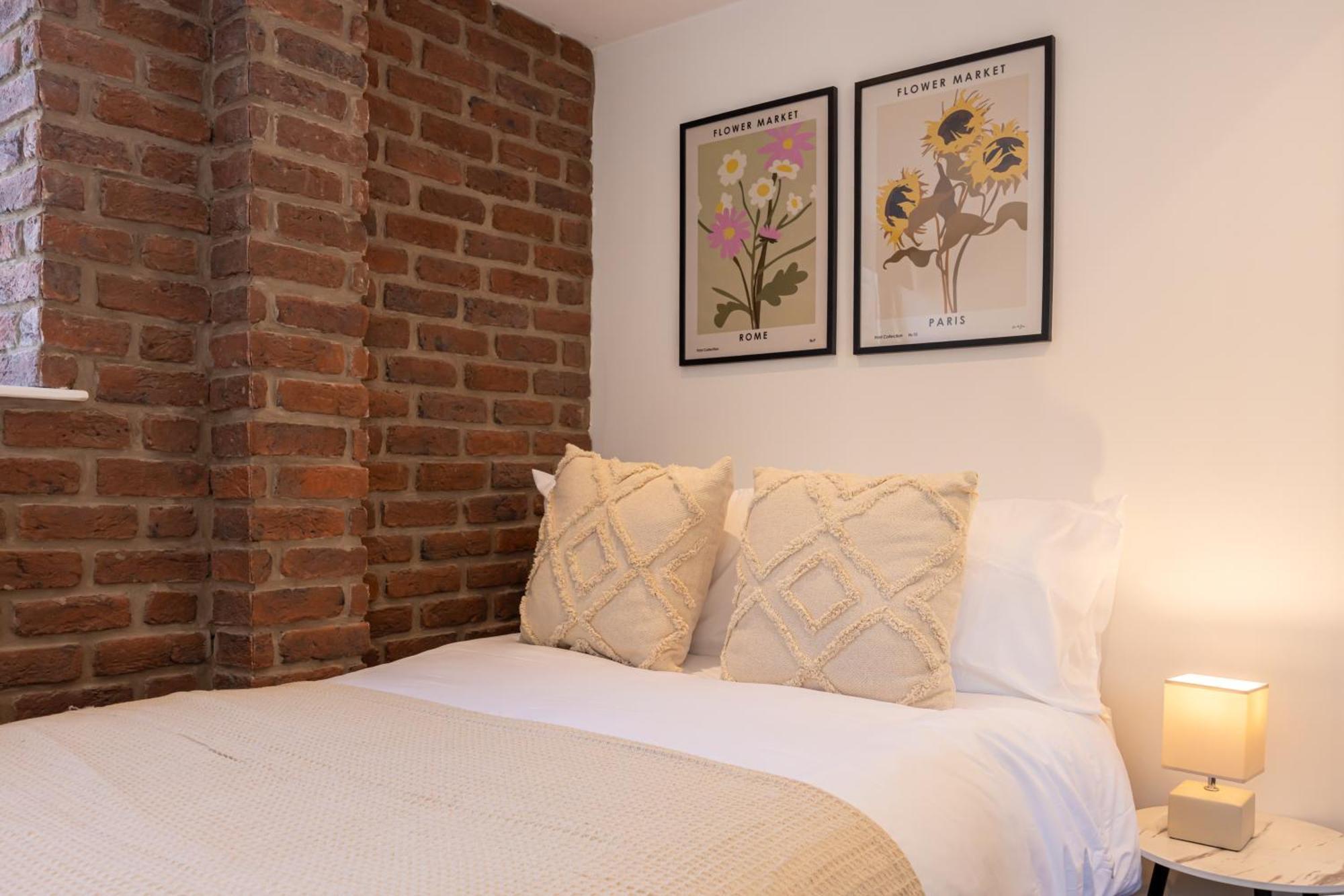 2 Bedroom City Centre Penthouse With Balcony