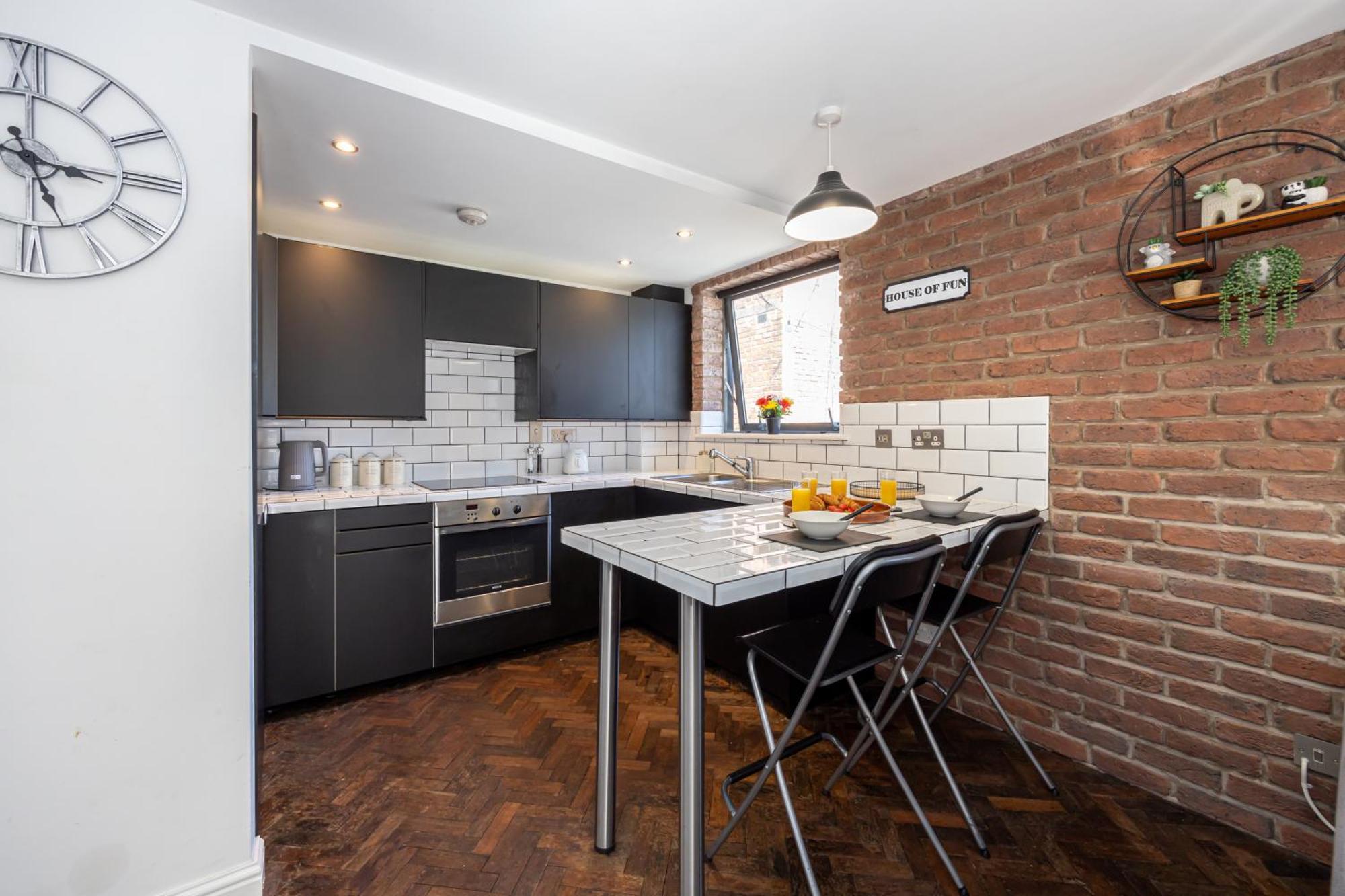 2 Bedroom City Centre Penthouse With Balcony * Manchester