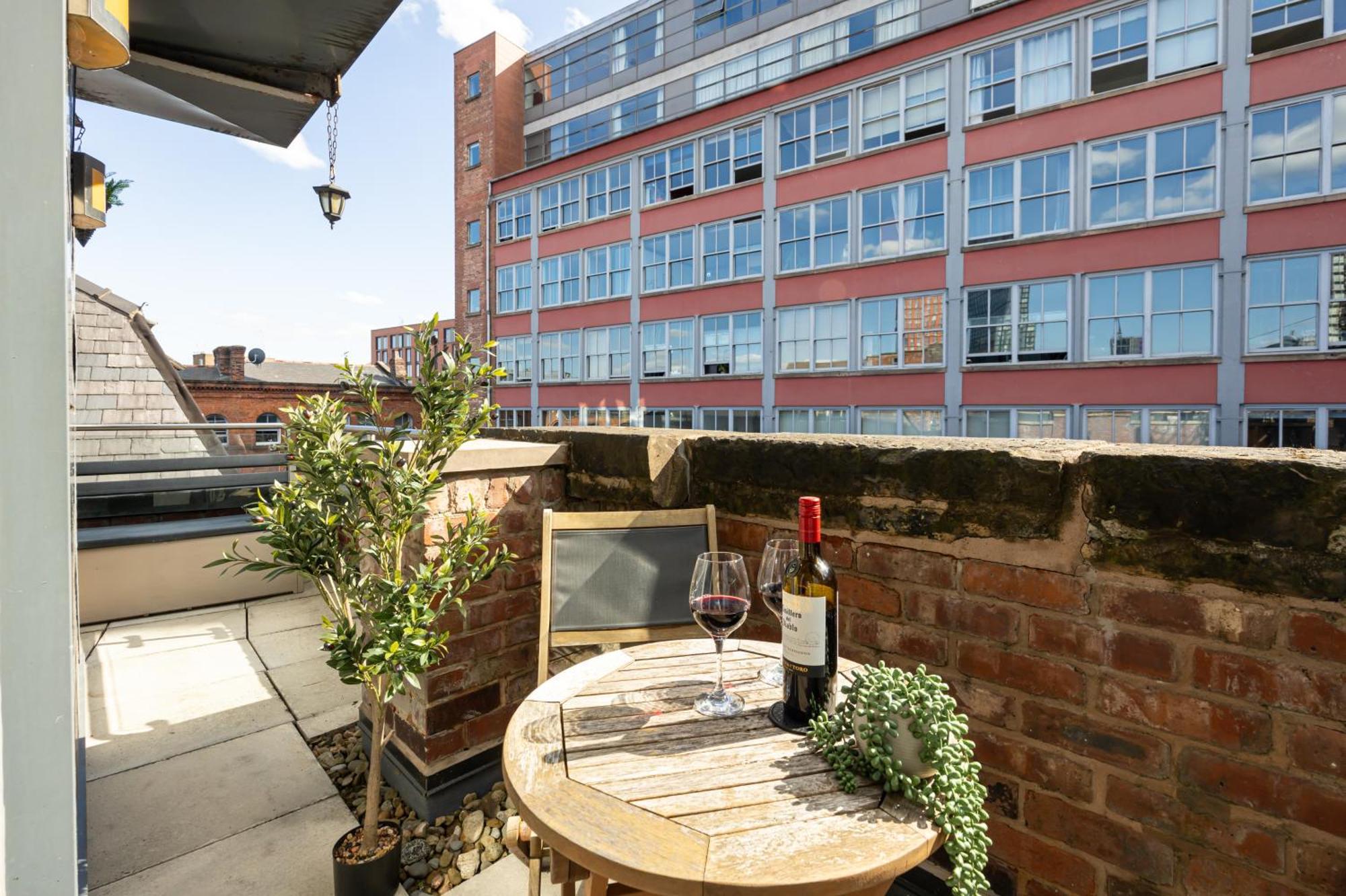 2 Bedroom City Centre Penthouse With Balcony Apartment